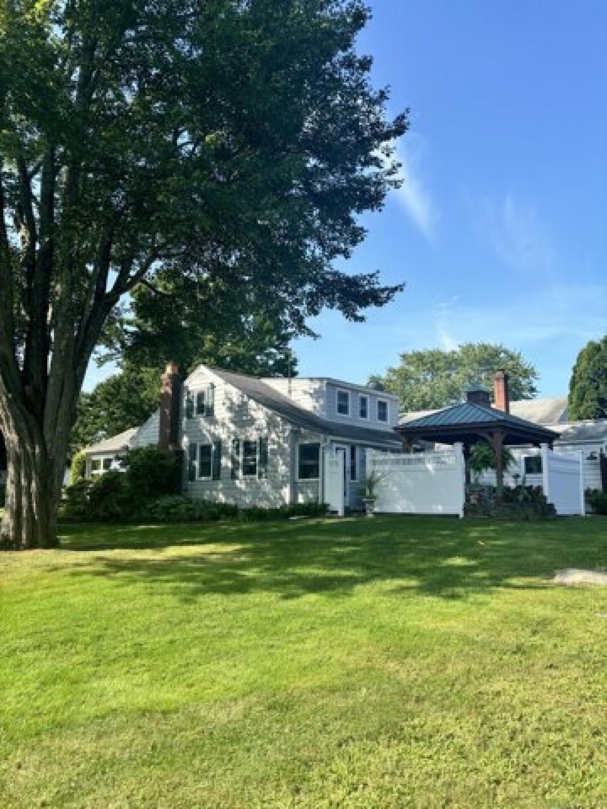 Picture of Home For Sale in East Lyme, Connecticut, United States