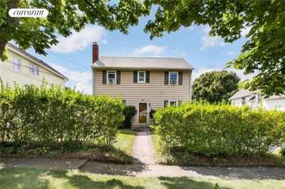 Home For Sale in Glen Cove, New York