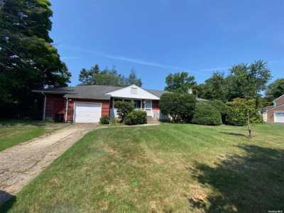 Home For Sale in Greenlawn, New York