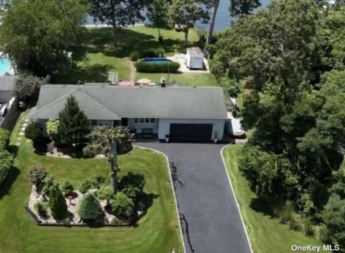 Picture of Home For Sale in Moriches, New York, United States