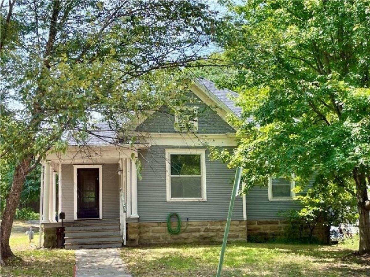 Picture of Home For Sale in Independence, Kansas, United States