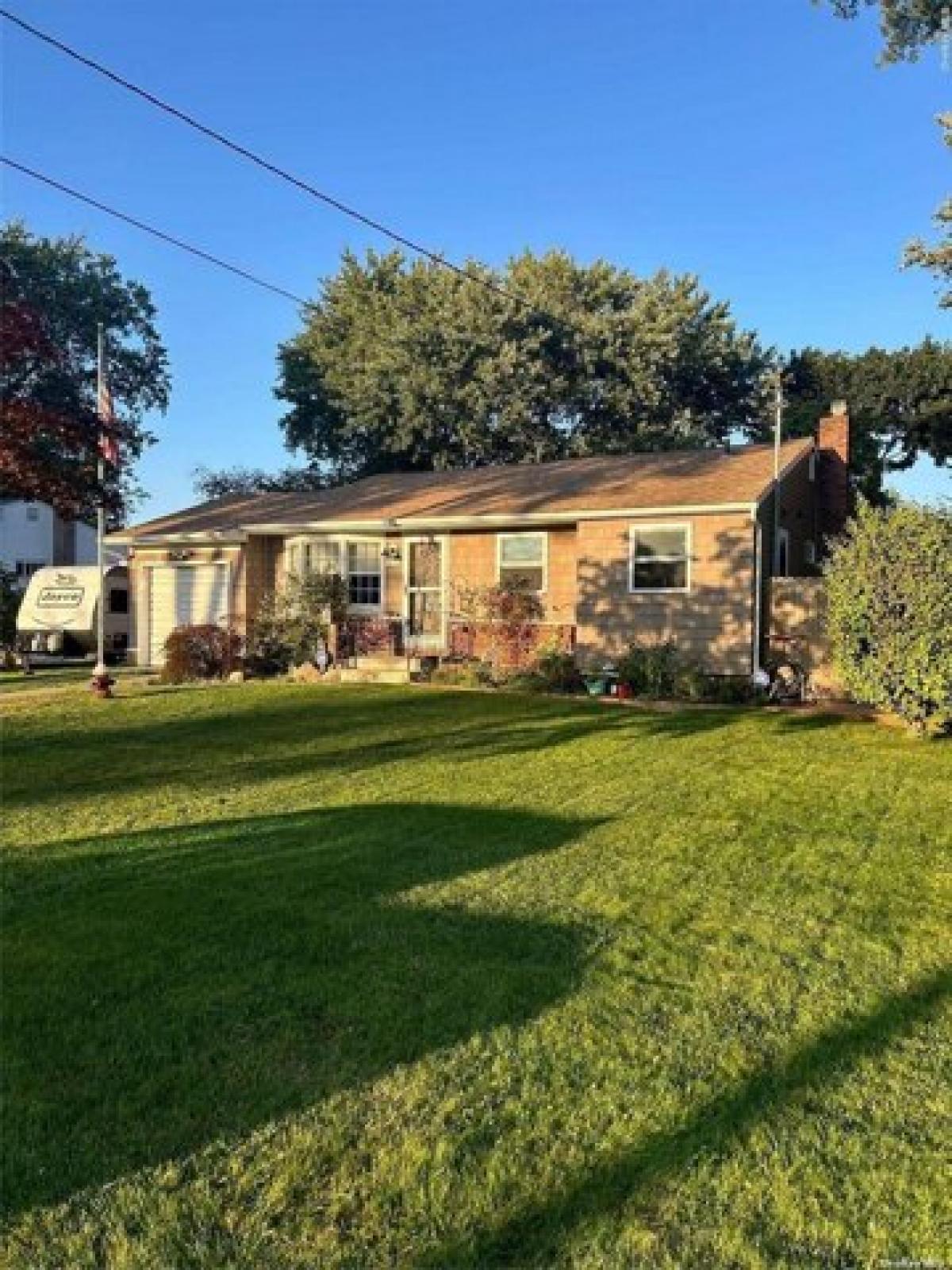 Picture of Home For Sale in Bay Shore, New York, United States