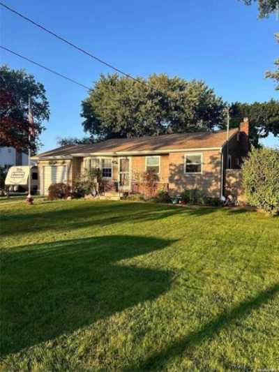 Home For Sale in Bay Shore, New York