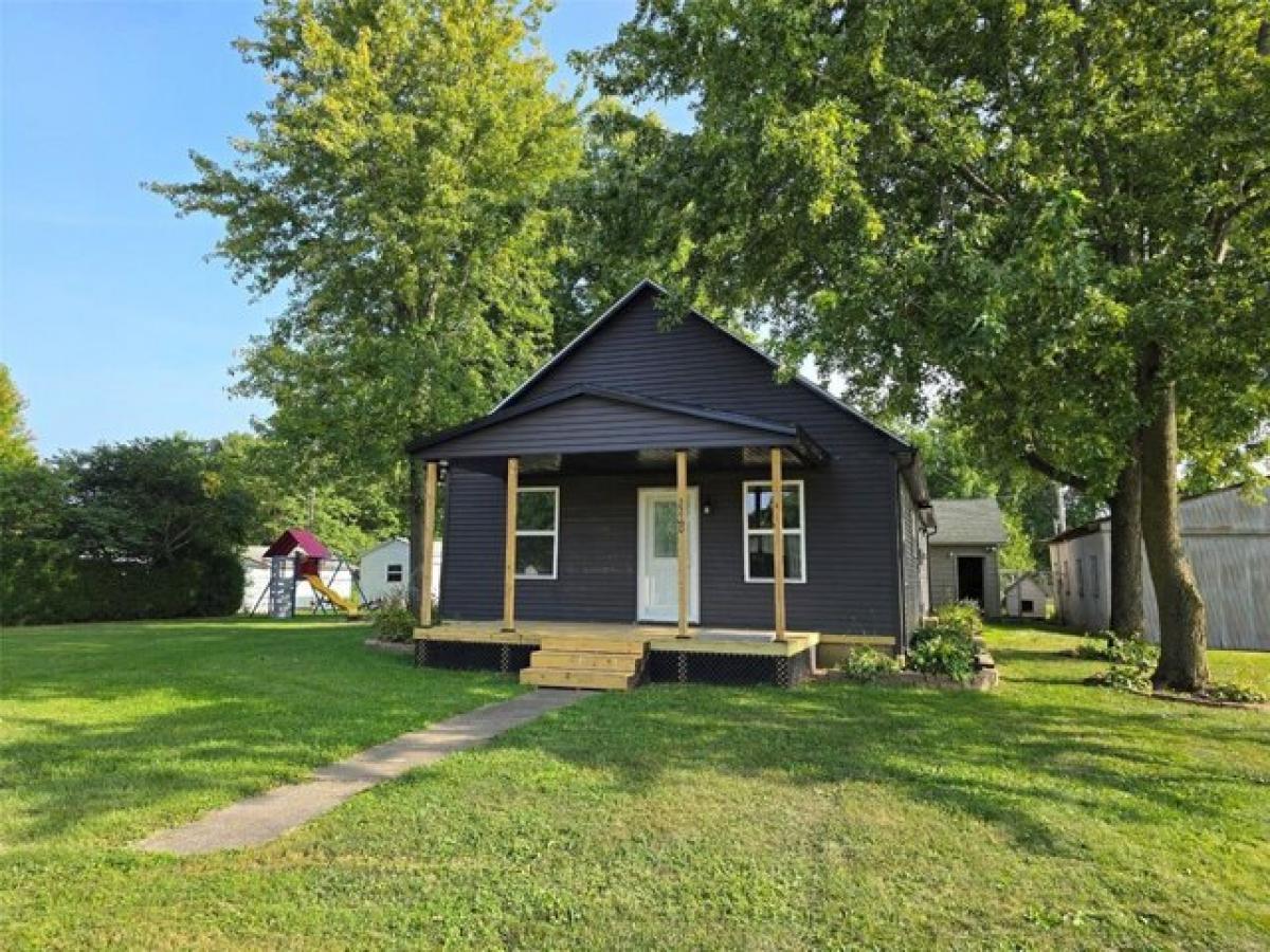 Picture of Home For Sale in Hillsboro, Illinois, United States