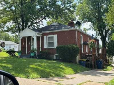 Home For Sale in Saint Ann, Missouri