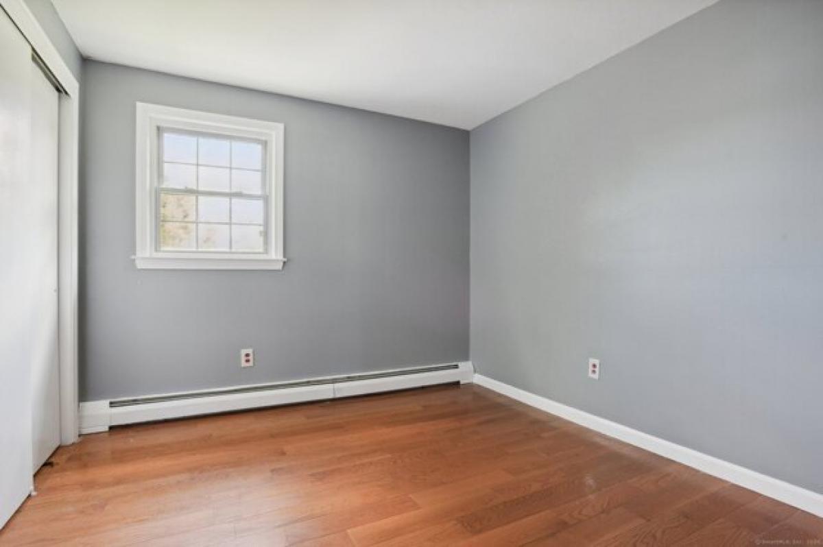 Picture of Home For Sale in East Hartford, Connecticut, United States