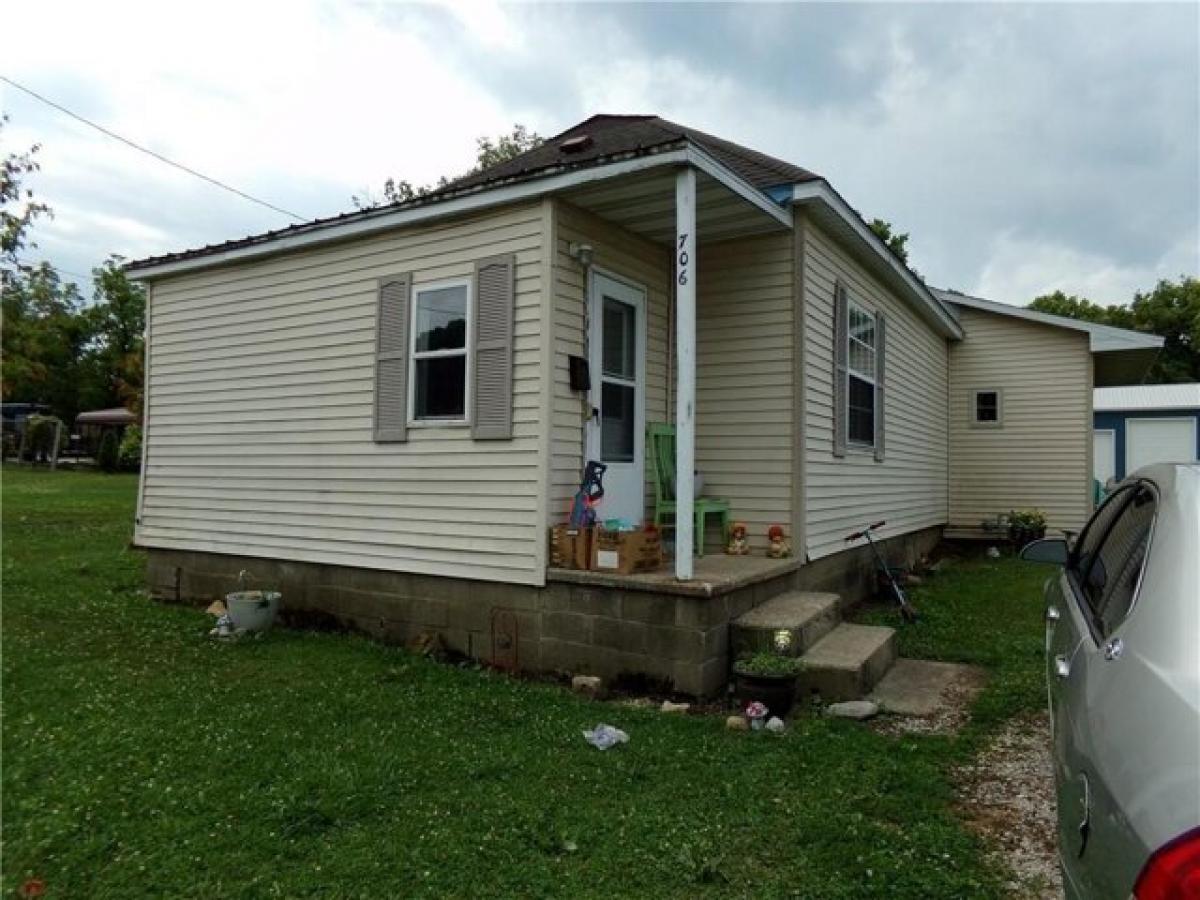 Picture of Home For Sale in Shelbyville, Illinois, United States