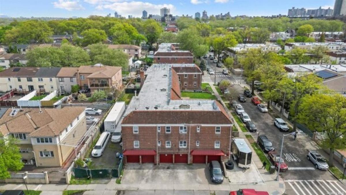 Picture of Home For Sale in Forest Hills, New York, United States