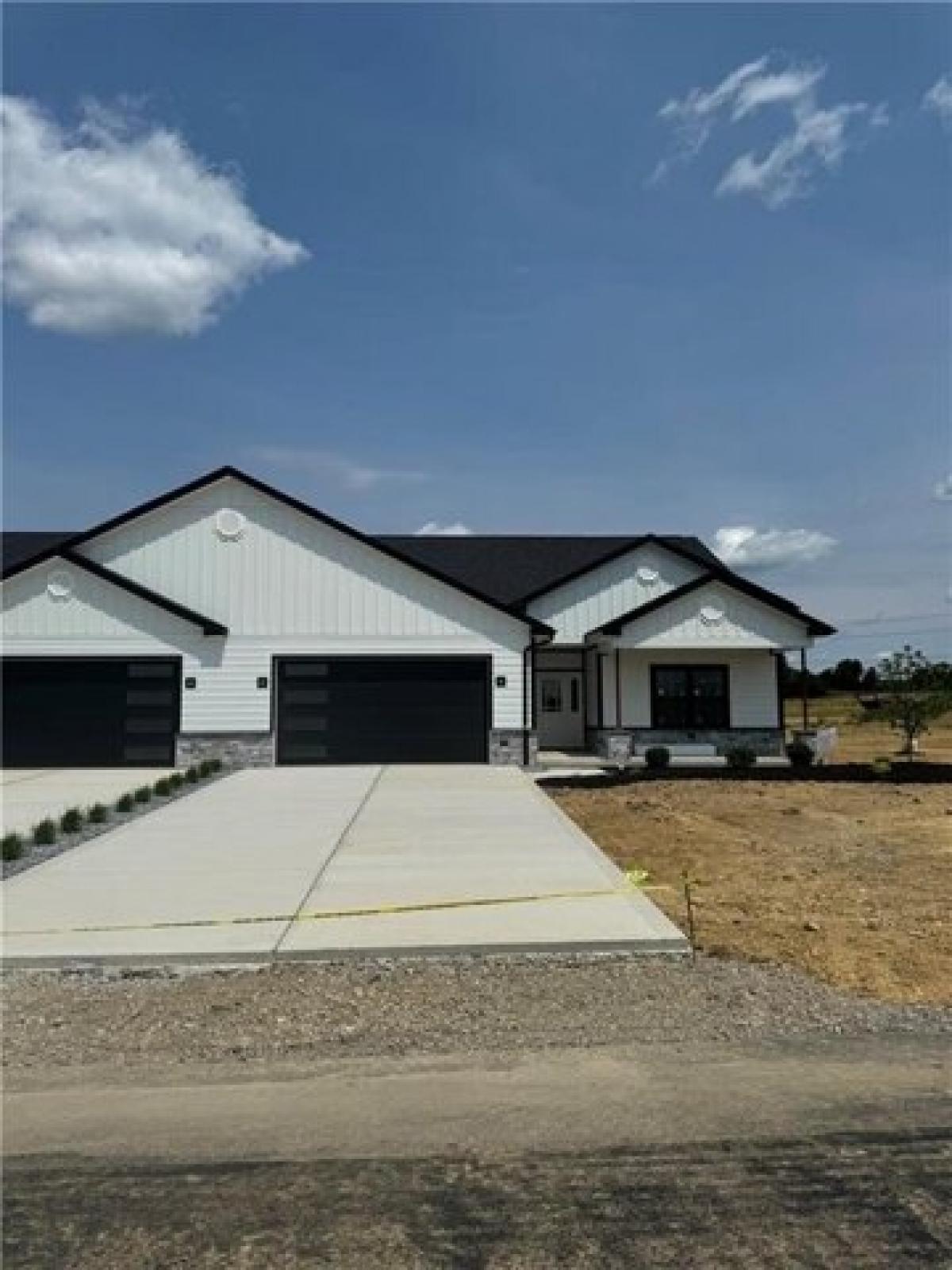 Picture of Home For Sale in Irwin, Pennsylvania, United States