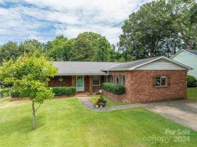 Home For Sale in Lincolnton, North Carolina