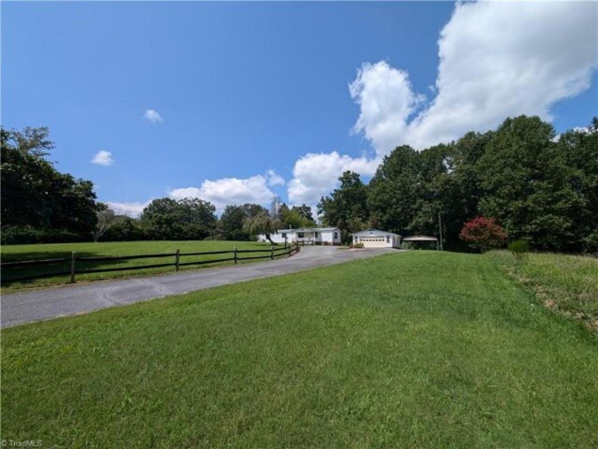 Picture of Home For Sale in Yadkinville, North Carolina, United States