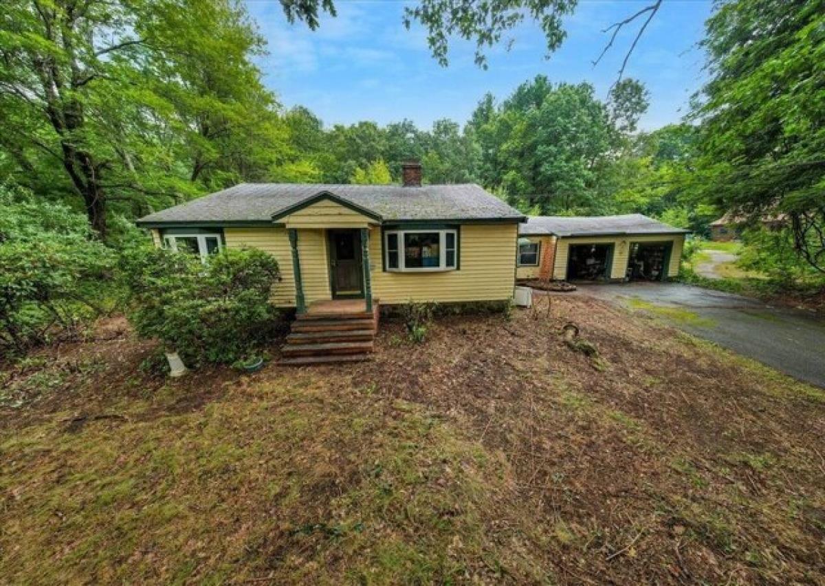 Picture of Home For Sale in Pelham, New Hampshire, United States