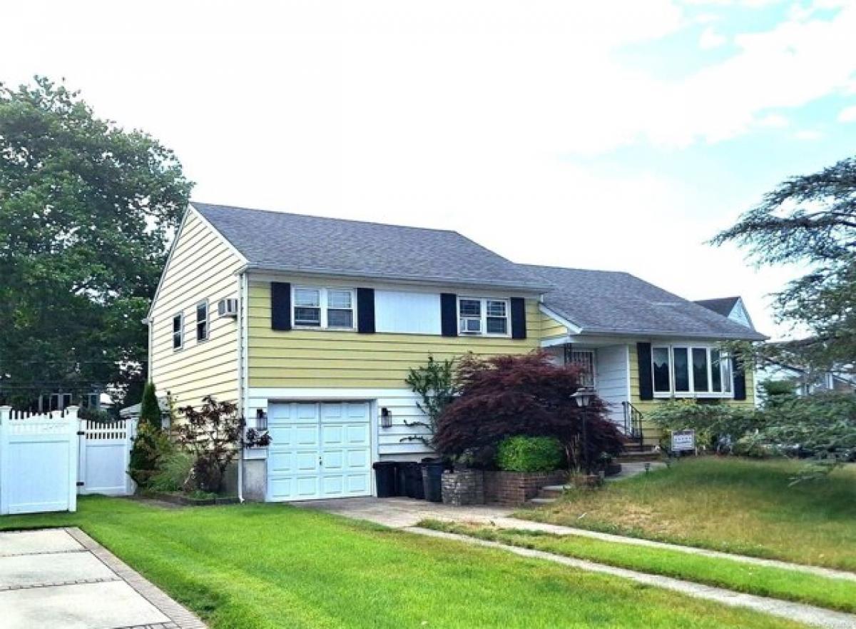 Picture of Home For Sale in Wantagh, New York, United States