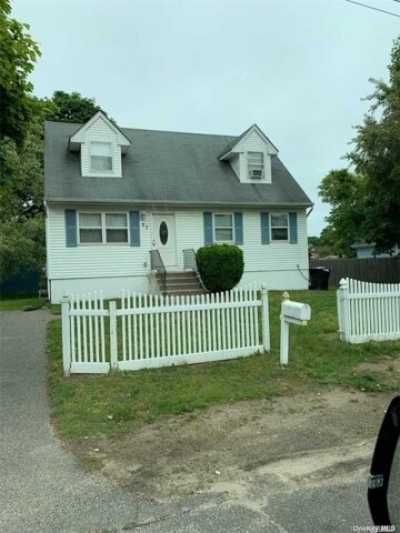 Home For Sale in Bay Shore, New York