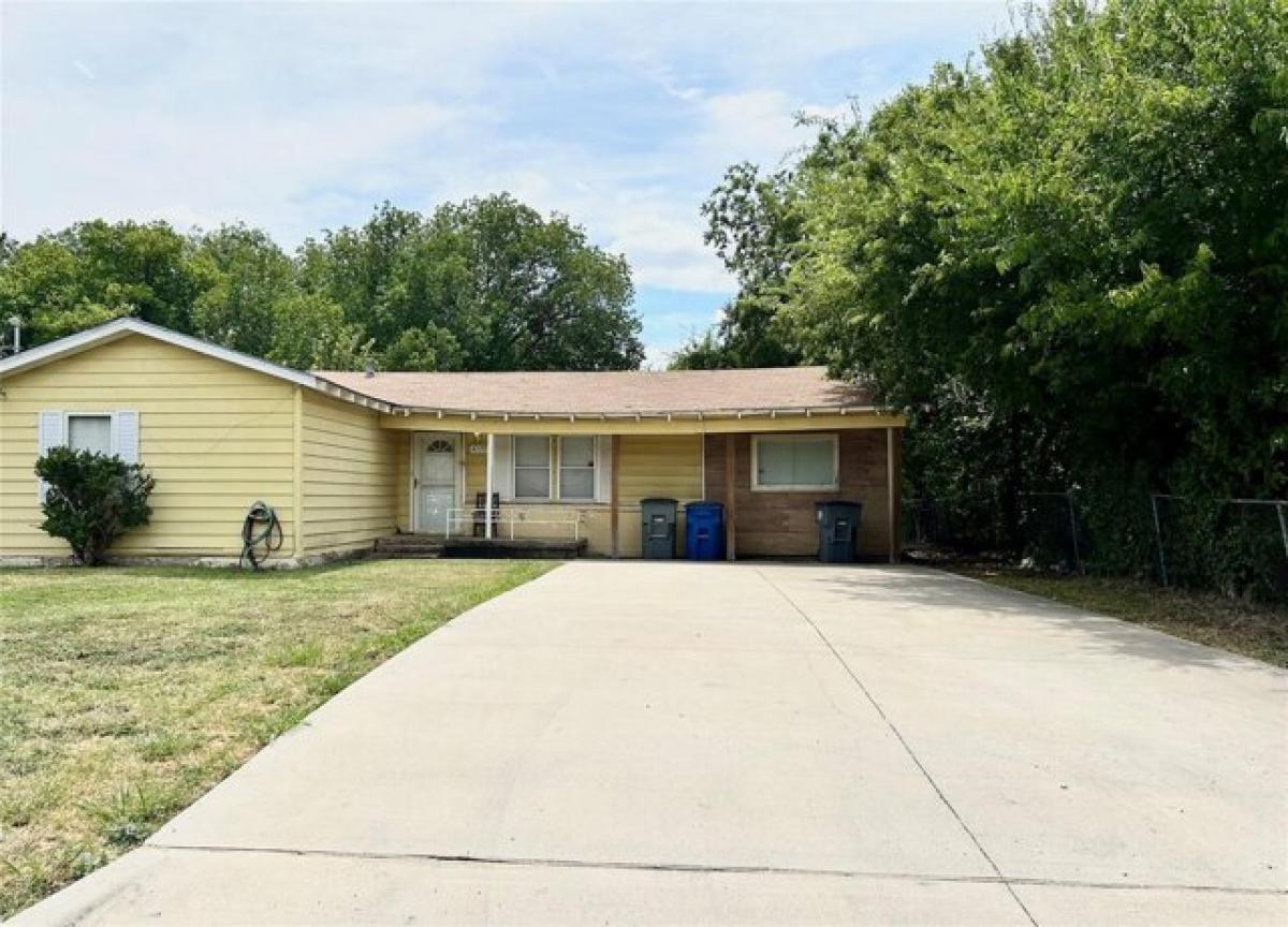 Picture of Home For Sale in Lancaster, Texas, United States