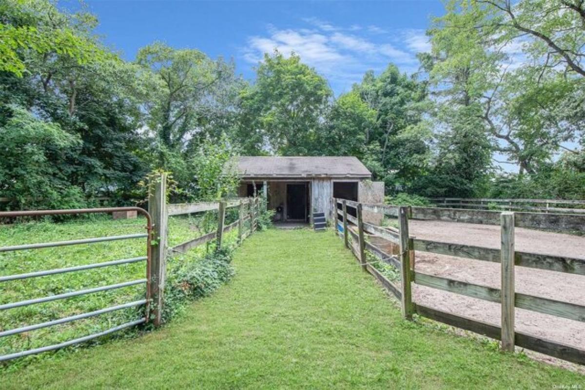 Picture of Home For Sale in Bohemia, New York, United States