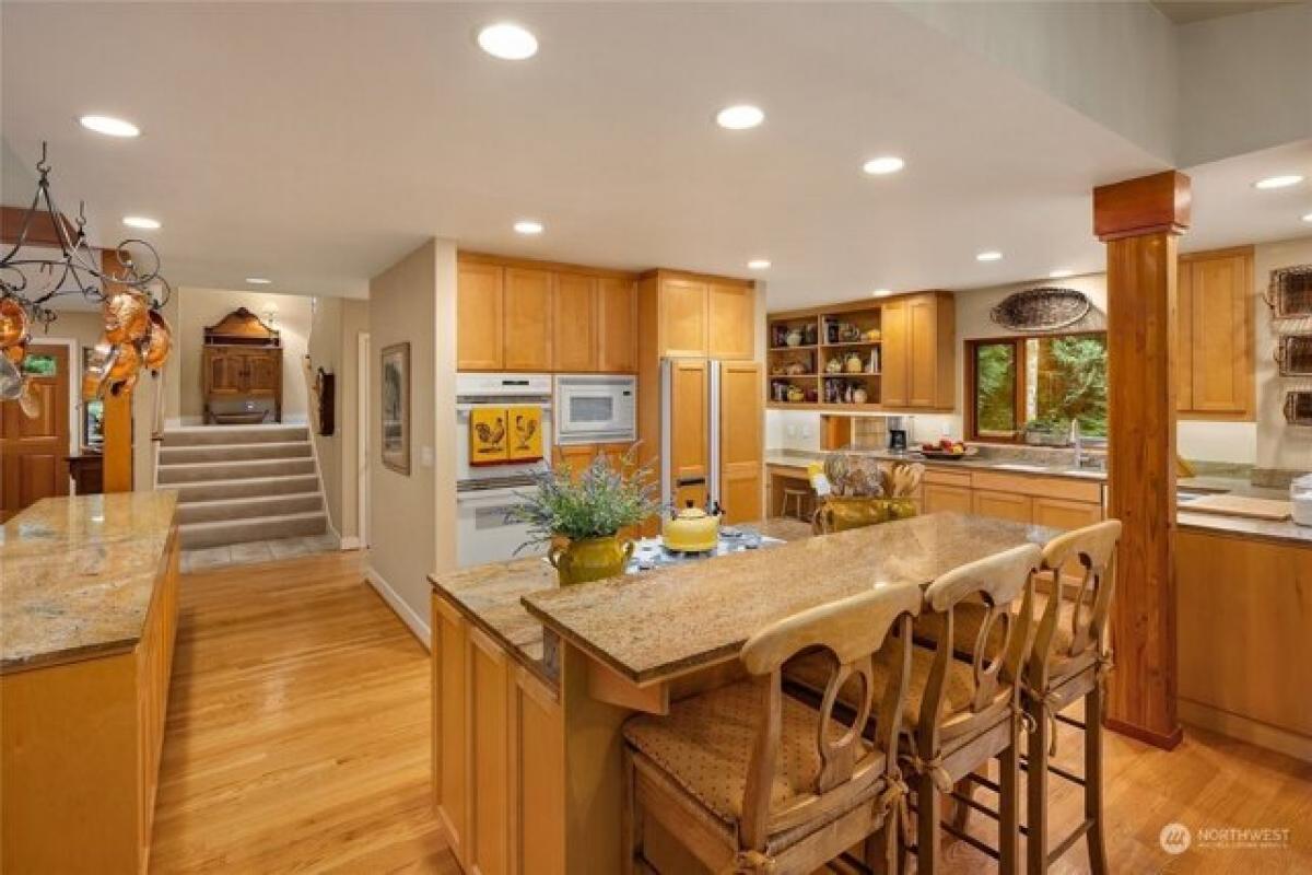 Picture of Home For Sale in Bainbridge Island, Washington, United States