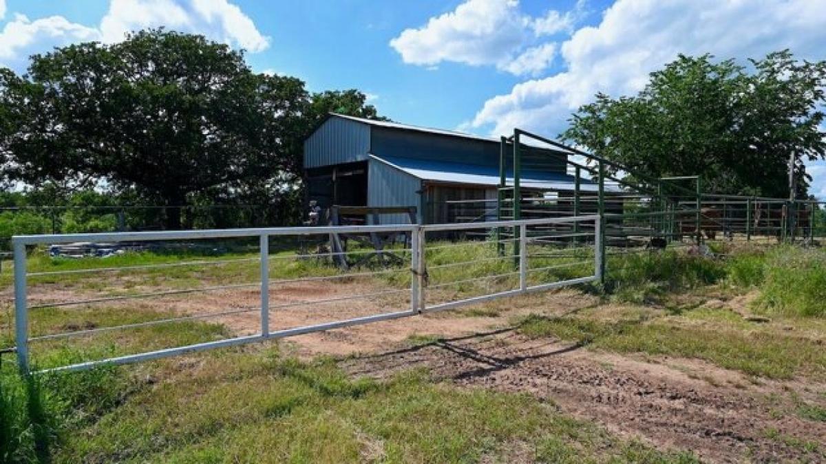 Picture of Home For Sale in Nocona, Texas, United States