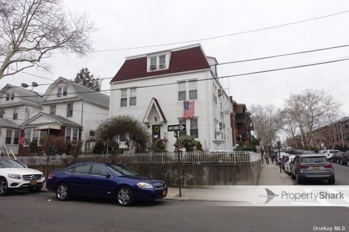 Picture of Home For Sale in Elmhurst, New York, United States