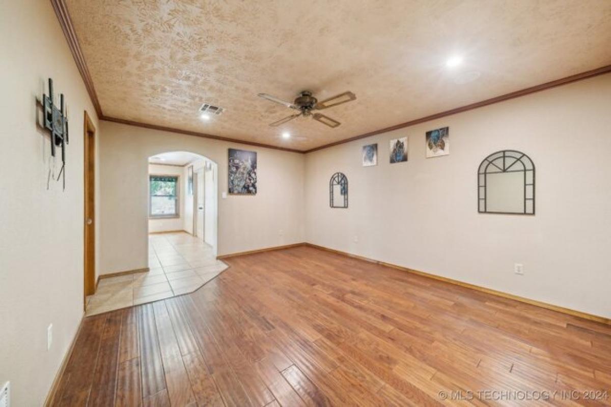 Picture of Home For Sale in Pryor, Oklahoma, United States