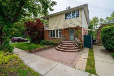 Home For Sale in Oakland Gardens, New York