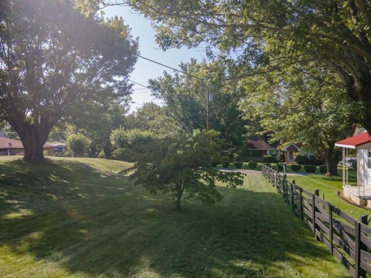 Picture of Home For Sale in Hillsville, Virginia, United States