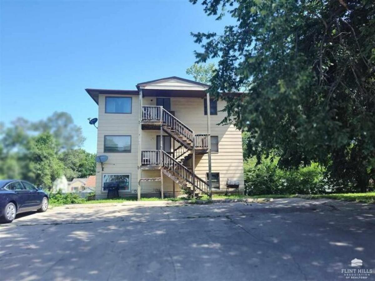 Picture of Home For Sale in Junction City, Kansas, United States