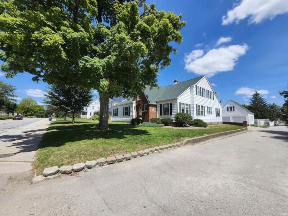 Picture of Home For Sale in Columbia City, Indiana, United States