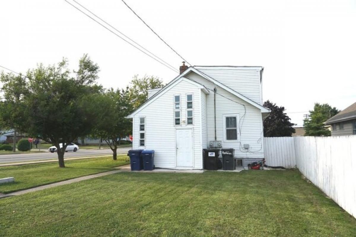 Picture of Home For Sale in North Chicago, Illinois, United States