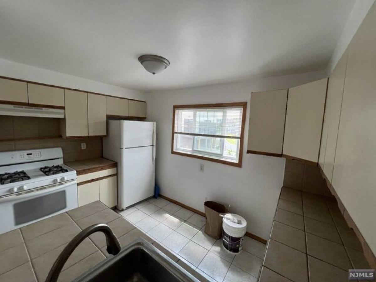 Picture of Home For Rent in Palisades Park, New Jersey, United States