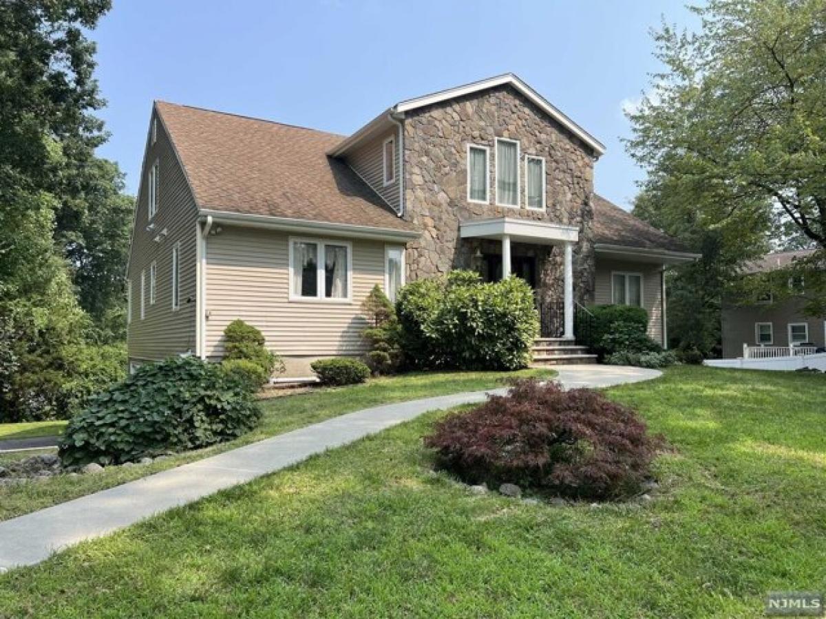 Picture of Home For Sale in Waldwick, New Jersey, United States