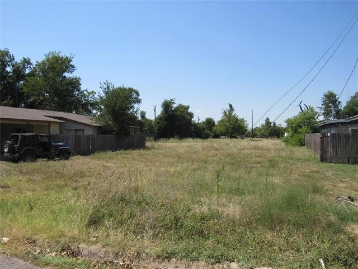 Picture of Residential Land For Sale in Taylor, Texas, United States