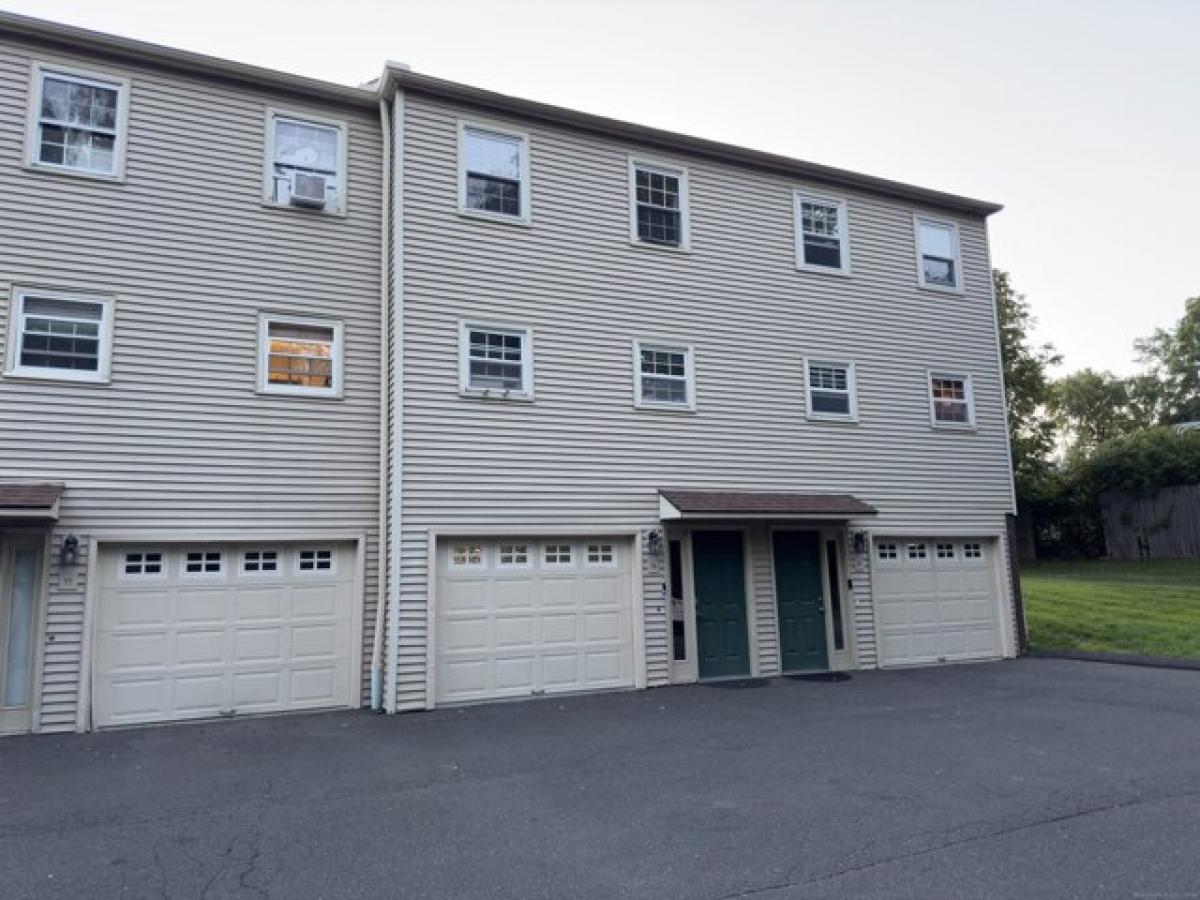 Picture of Home For Sale in Brookfield, Connecticut, United States