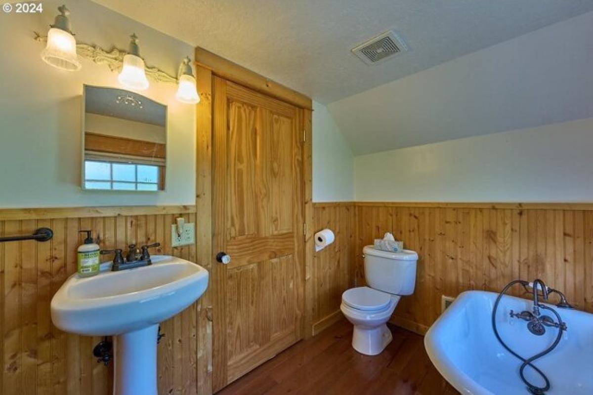 Picture of Home For Sale in Wallowa, Oregon, United States