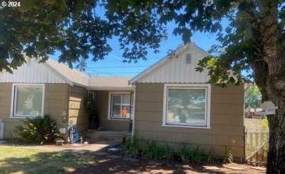 Home For Sale in Cottage Grove, Oregon