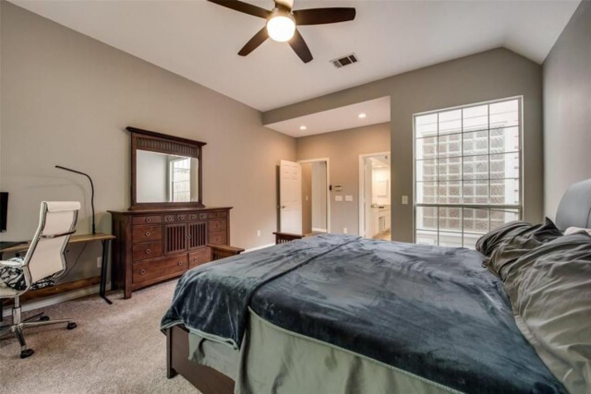 Picture of Home For Sale in Addison, Texas, United States