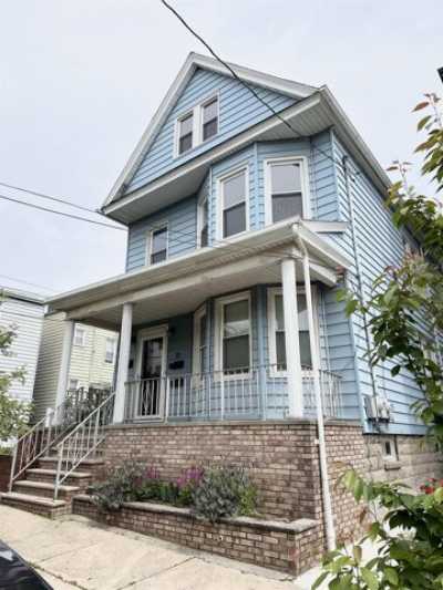 Home For Rent in Bayonne, New Jersey