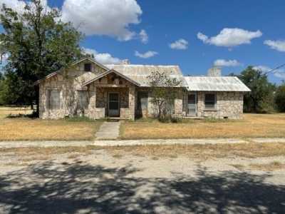 Home For Sale in Rocksprings, Texas