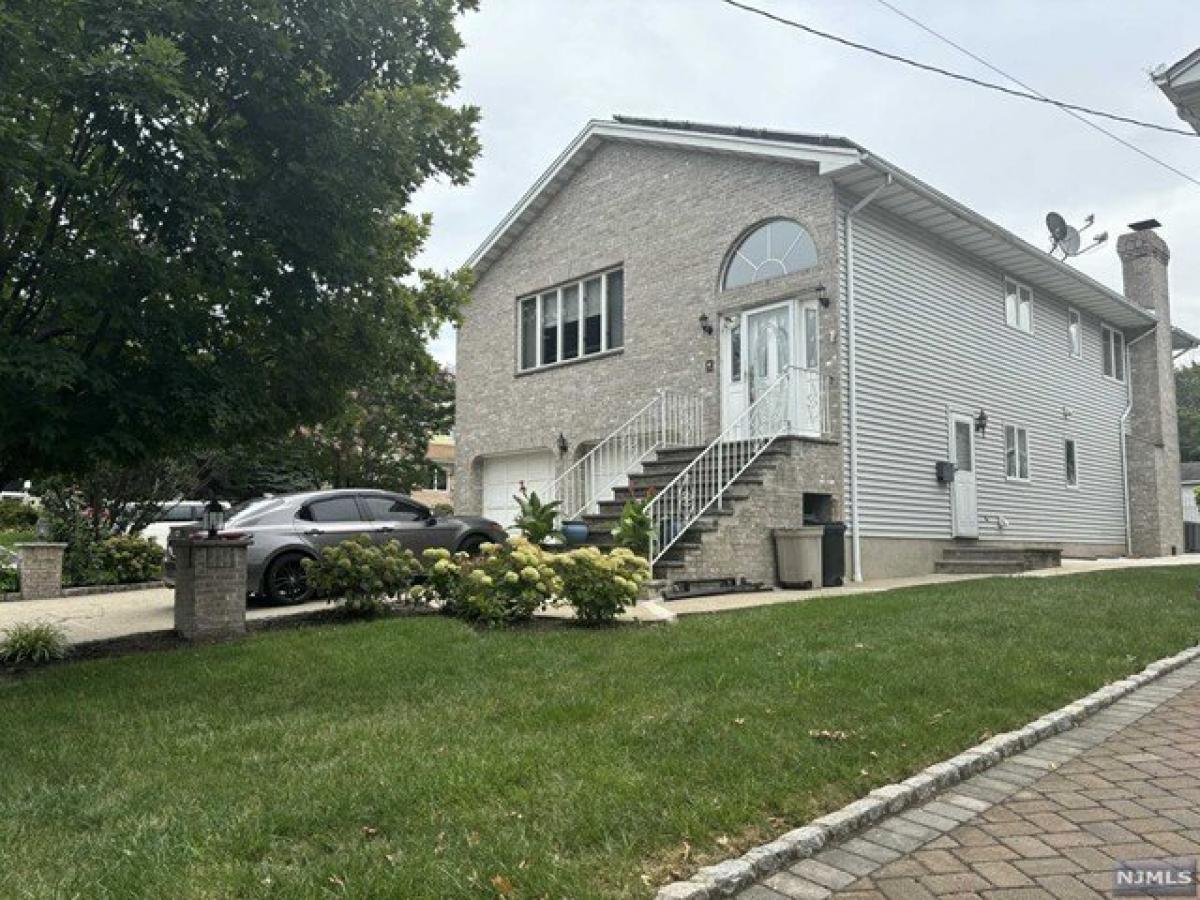 Picture of Home For Sale in Clifton, New Jersey, United States