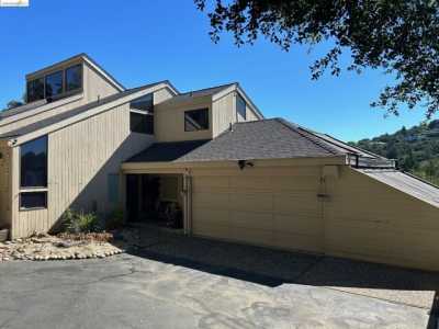 Home For Sale in Orinda, California