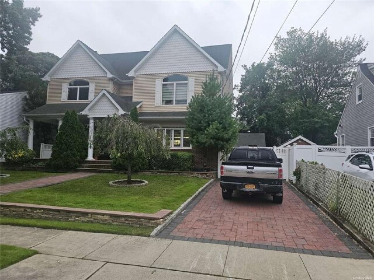 Picture of Home For Sale in West Hempstead, New York, United States