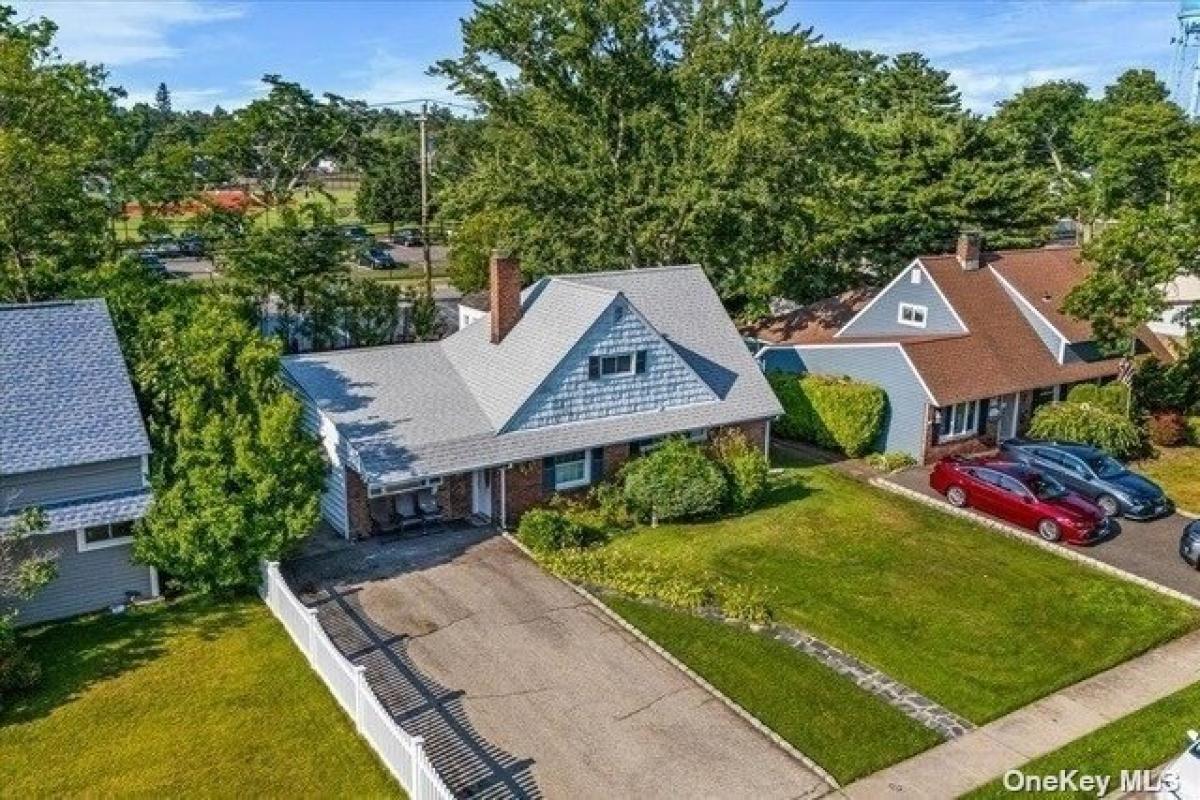 Picture of Home For Sale in Hicksville, New York, United States