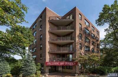 Home For Rent in Fort Lee, New Jersey