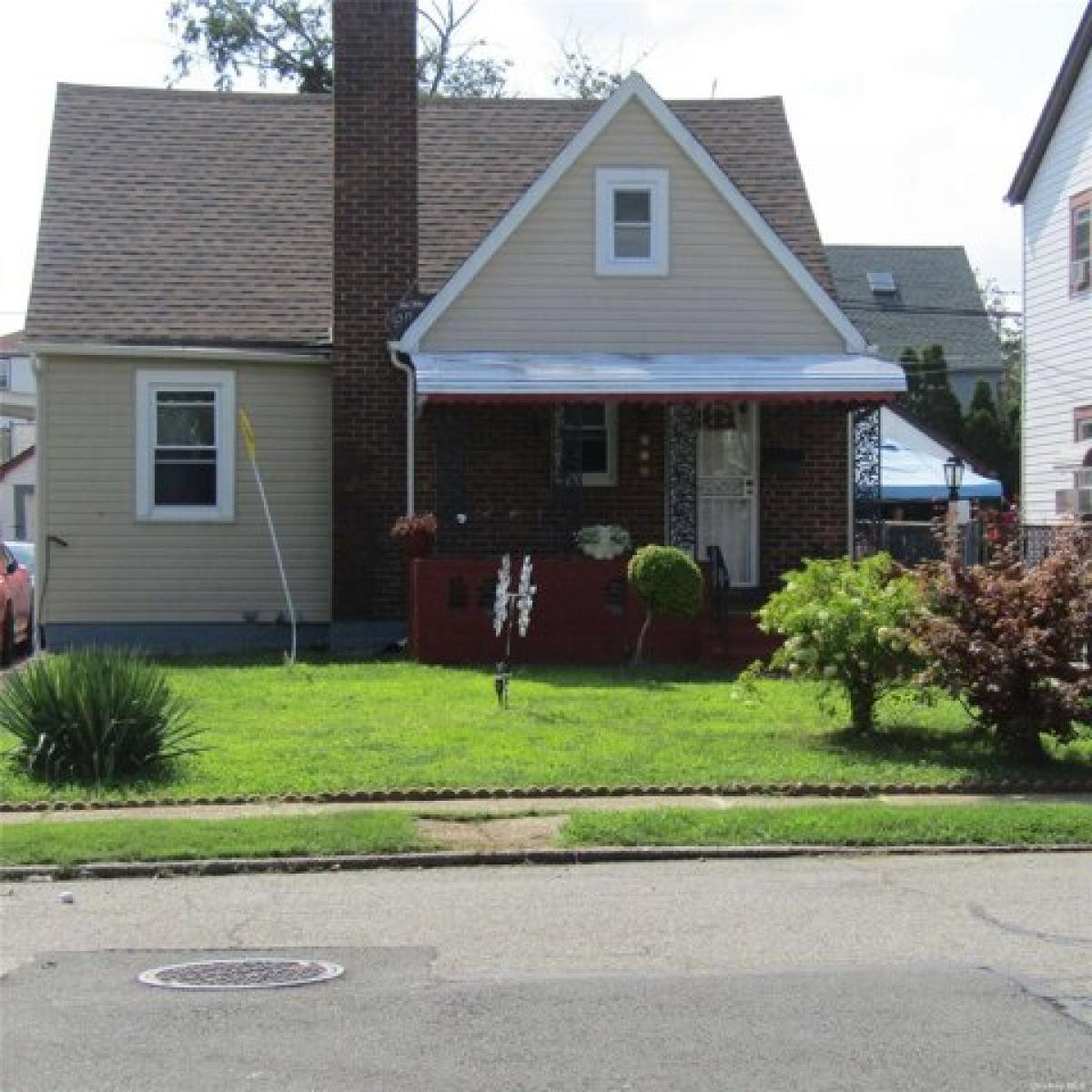 Picture of Home For Sale in Bellerose, New York, United States