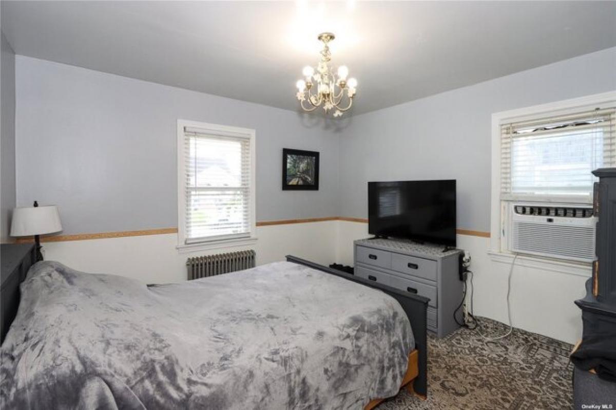 Picture of Home For Sale in North Bellmore, New York, United States