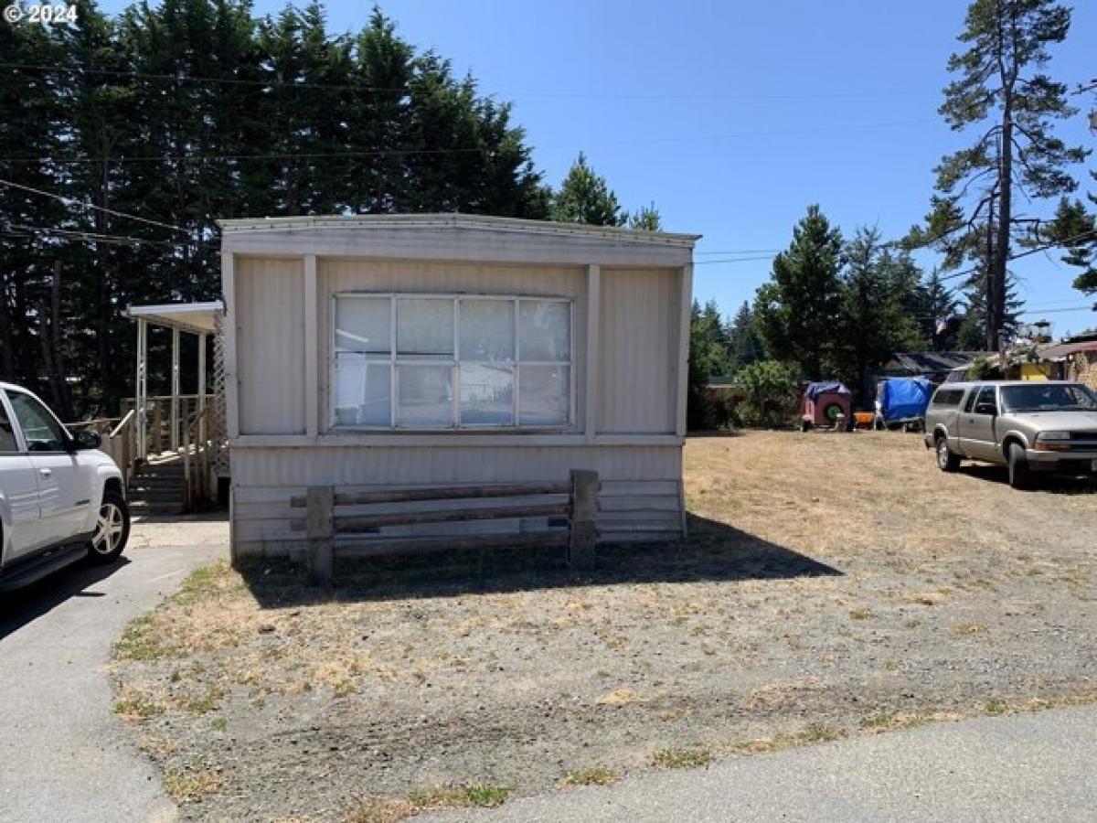 Picture of Home For Sale in North Bend, Oregon, United States