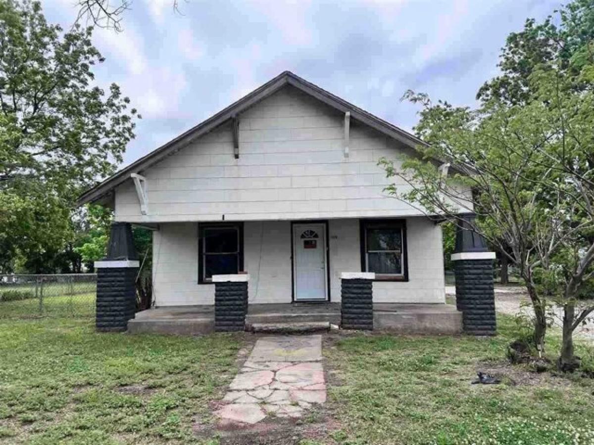 Picture of Home For Sale in Blackwell, Oklahoma, United States