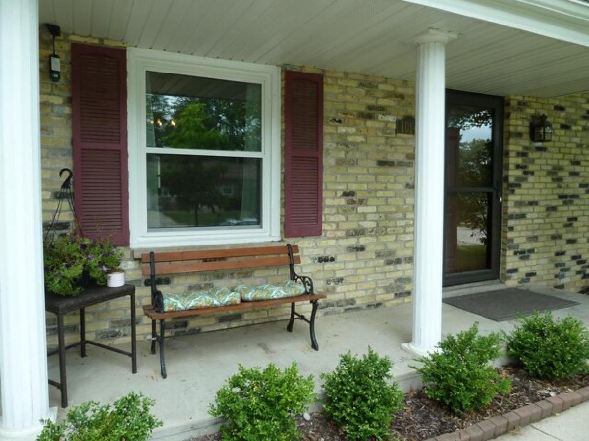 Picture of Home For Sale in West Bend, Wisconsin, United States