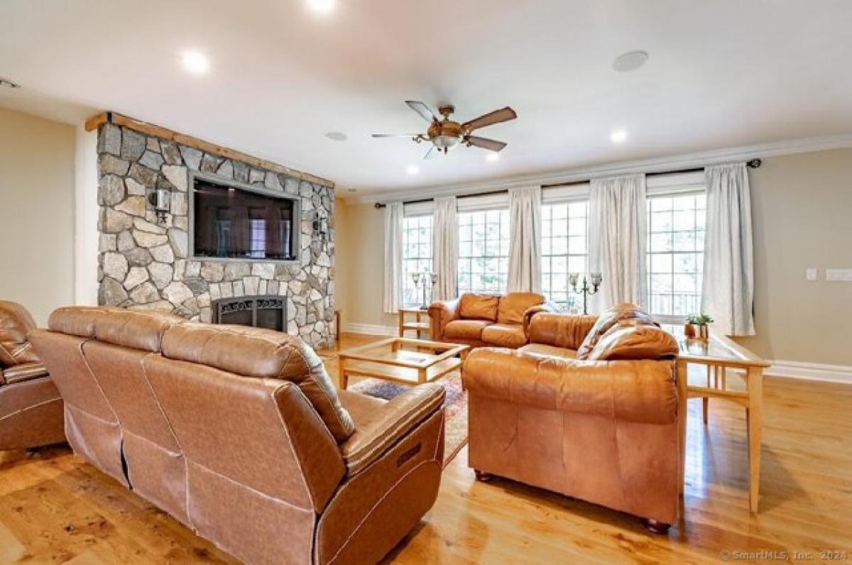 Picture of Home For Sale in North Haven, Connecticut, United States