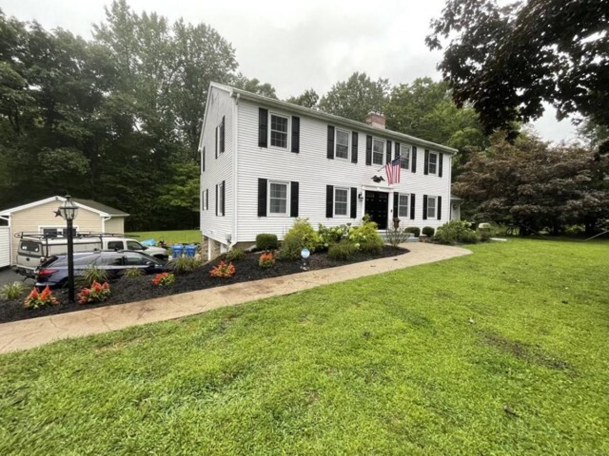 Picture of Home For Sale in Shelton, Connecticut, United States